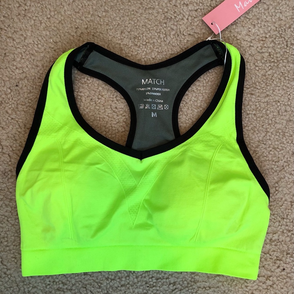 Sports bra with removable cups